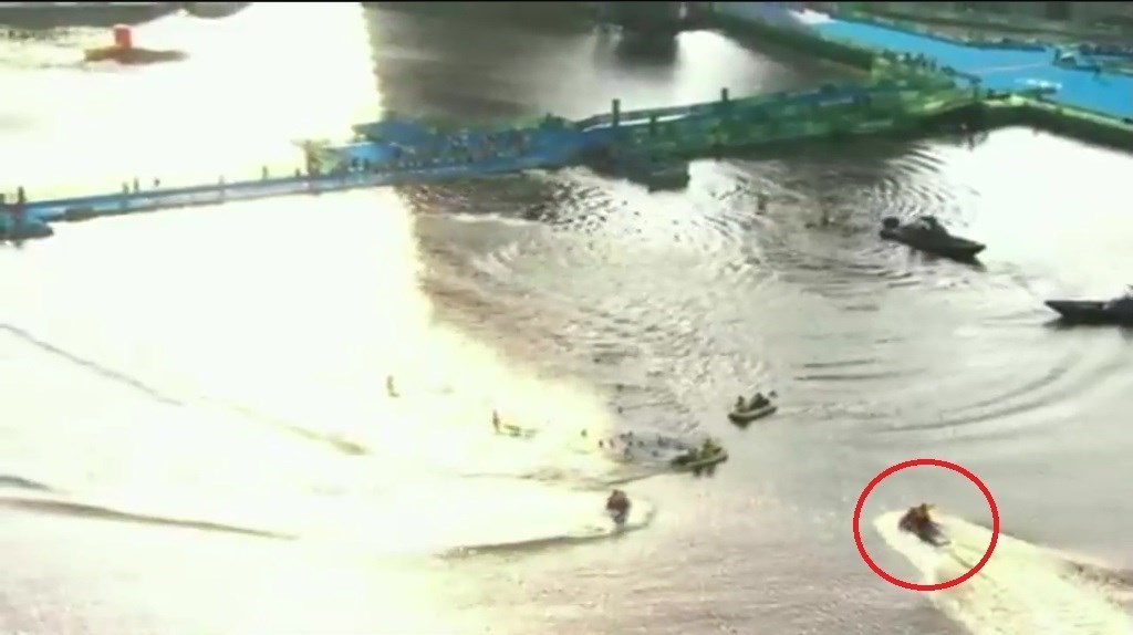 المپیک 2020 توکیو| خطر از بیخ گوش شناگران سه‌گانه گذشت! + عکس