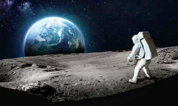 تلاش خنده دار فضانوردان برای اینکه روی ماه راه بروند+ ویدئو